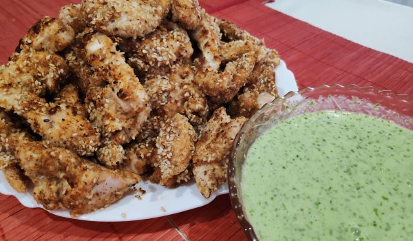 Бързи пилешки сусамени пръчици със чеснов сос