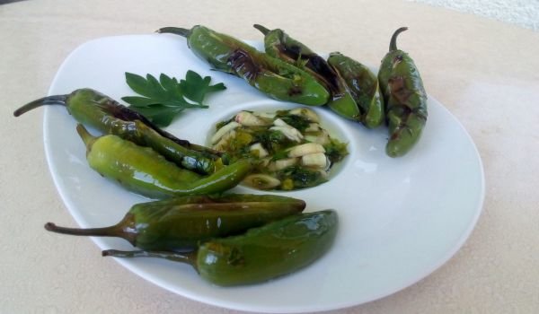 Бързо мариновани люти чушлета