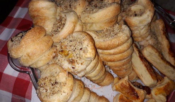 Бутер фунийки с домашен лимонов крем и орехи