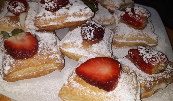 Бутерки с крем Страчатела и ягоди