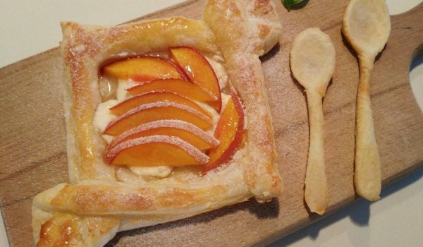 Бутерки с крема сирене и праскови и лъжички