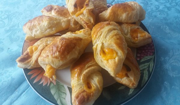 Бутерки с шунков салам и ементал