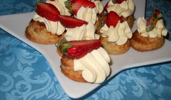 Бутерки с ванилов крем и ягоди