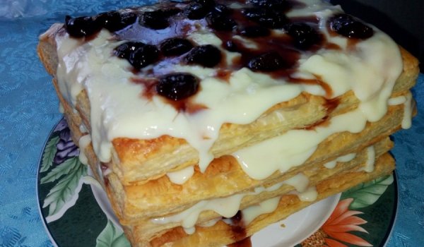 Бутерторта с пудинг и сладко от вишни