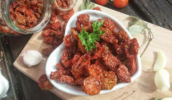 Чери домати, мариновани с босилек