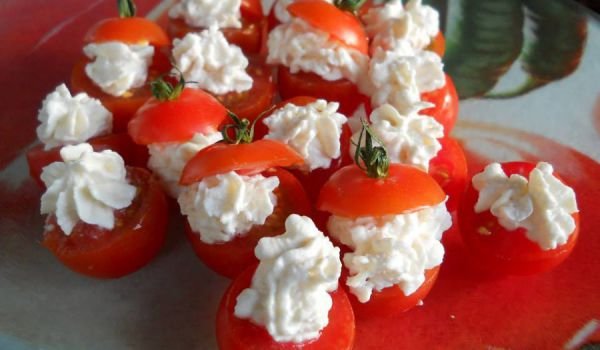 Чери доматки със сметана и крема сирене