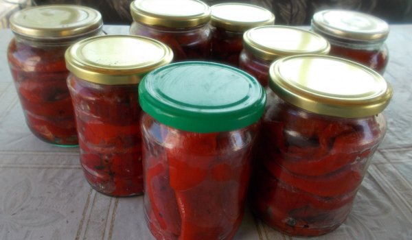 Червен пипер в буркани за зимата