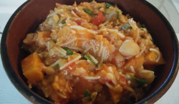 Червена леща с нахут и домати