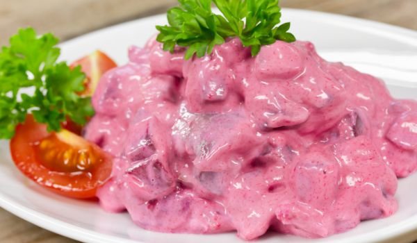 Червена салата с цедено кисело мляко