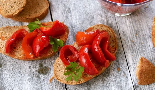Червени мариновани чушки в буркани