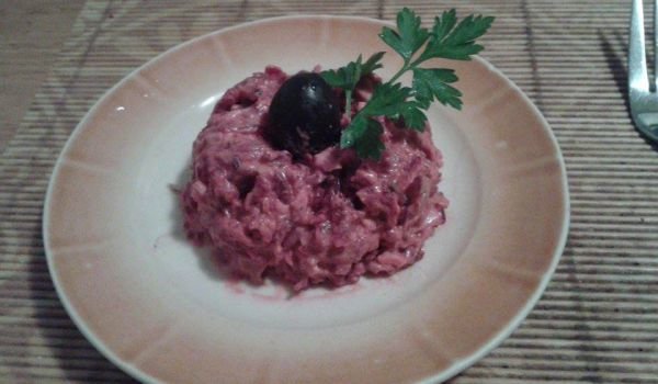 Червено цвекло с кисели краставички чесън и лук