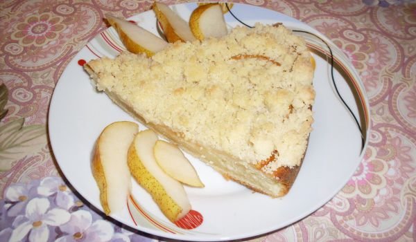 Чешки сладкиш с круши и маслени трохи