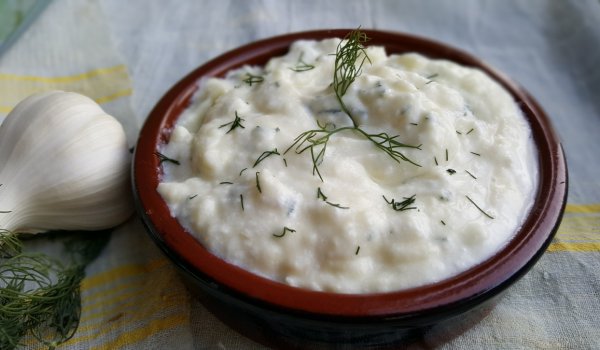 Чеснов сос с картофи и копър