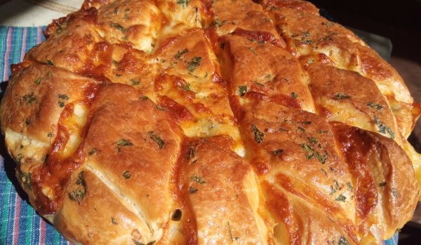 Чеснова питка с магданоз и кашкавал