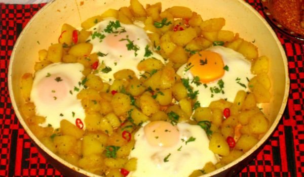 Чеснови картофи с яйца на тиган