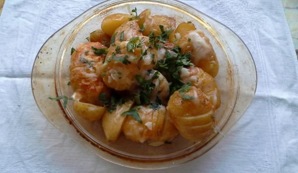 Чеснови пресни картофи с кашкавал