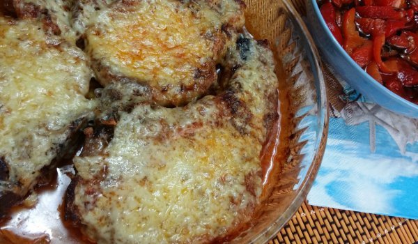 Чеснови пържоли със сирене и кафява захар