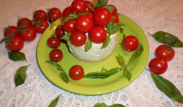 Чийзкейк с чери домати и песто
