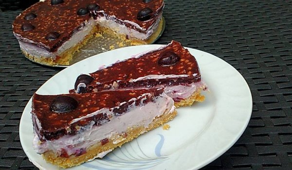 Чийзкейк с извара и череши