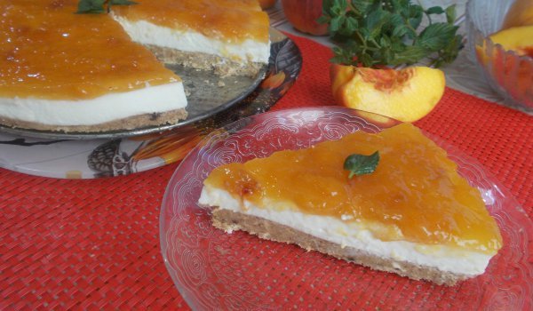 Чийзкейк с извара и праскови
