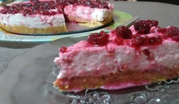 Чийзкейк с извара и сладко от малини