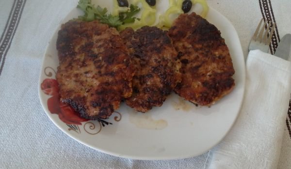 Чили кюфтета с кашкавал и топено сирене