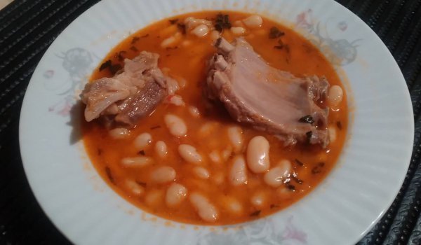 Чорба от свински пушени ребра и зрял фасул