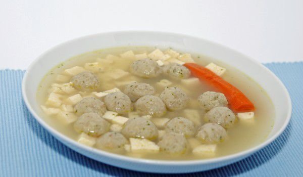 Чорба от зелев сок с кюфтенца