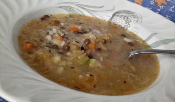 Чорба с кисело зеле, боб и леща