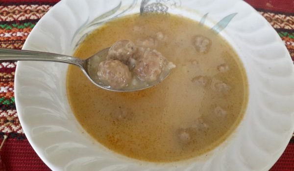 Чорба с пържени топчета