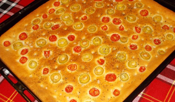 Чудна фокача с чери домати, зелени маслини и билки