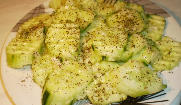 Чудна салата от краставици със суха мента