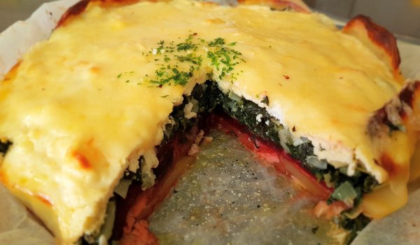 Чудна запеканка с червено цвекло, картофи и спанак