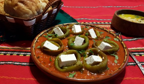 Чудни чушки с пържени домати