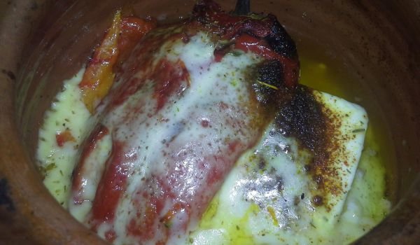 Чудни гювечета с печени чушки и сирена