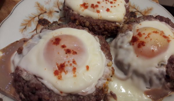 Чудни гнезда от кайма с яйце