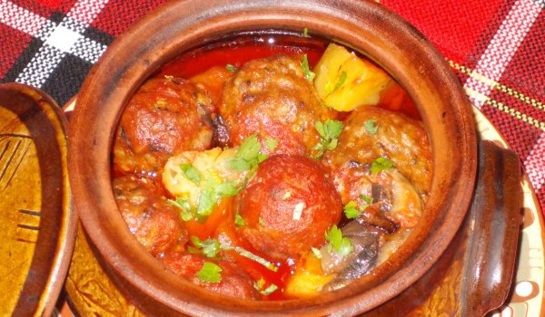 Чудни кюфтенца в гювечета