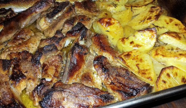 Чудни мариновани ребра с маслени картофи на фурна