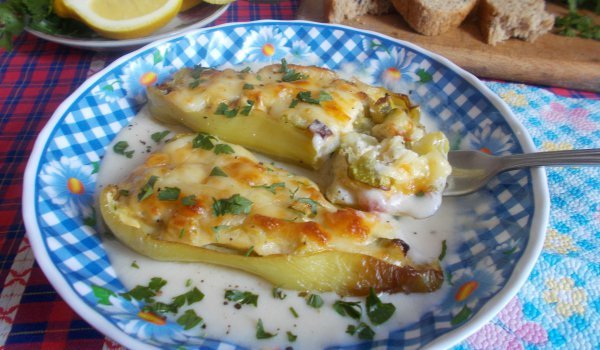 Чушки, пълни с тиквички и сос