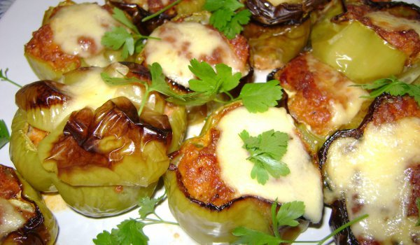 Чушки с бабекова кайма и кашкавал