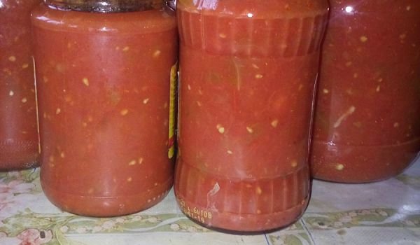 Чушки с доматен сос и чесън в буркани