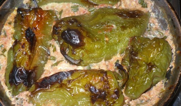 Чушки с яйца и сирене в сос