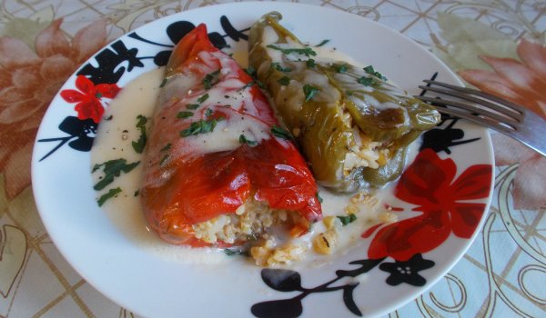 Чушки с кайма, ориз, булгур и чуден сос