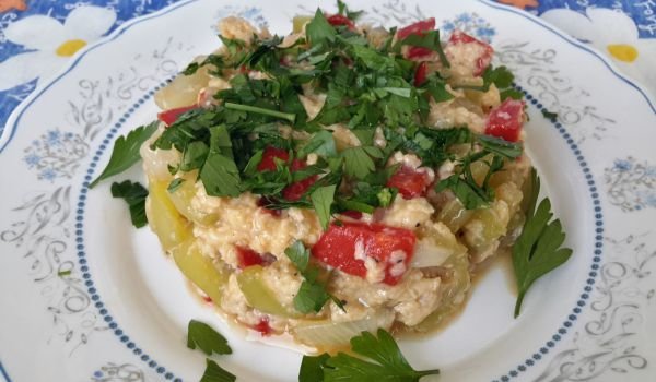 Чушки с лук и яйца