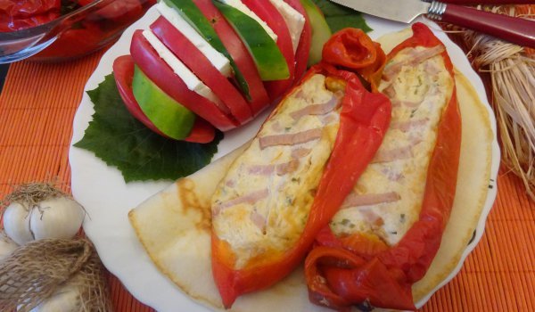 Чушки с пълнеж от халуми и пушено филе