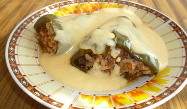 Чушките на баба с млечен бял сос