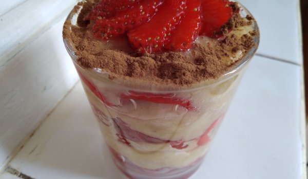 Десерт от банани и ягоди с канела и мащерка