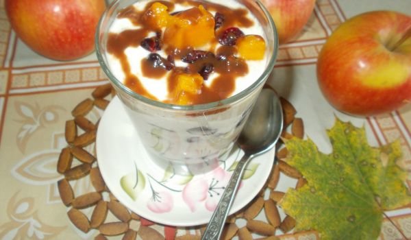 Десерт с овесени ядки, тиква и червени боровинки