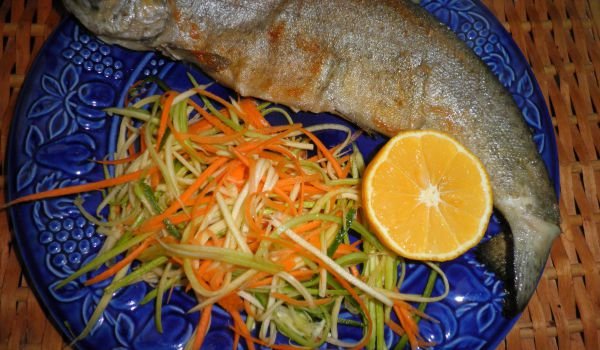 Диетична пъстърва със свежи зеленчуци