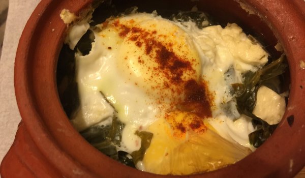 Диетични гювечета със спанак, яйца и сирене